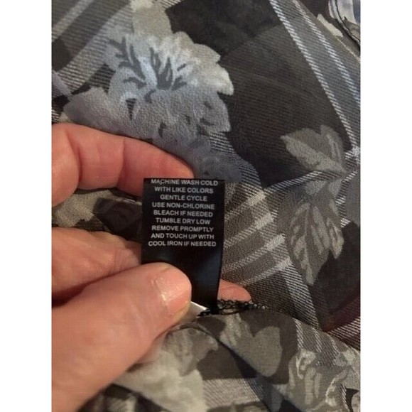 Torrid Blouse Womens Size 2 Gray Floral Button Up Pockets Roll Tab Sleeve EUC - Picture 9 of 9